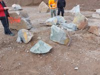"Sprengen" zerkleinern von Steinen, Gestein, Beton und Fundament